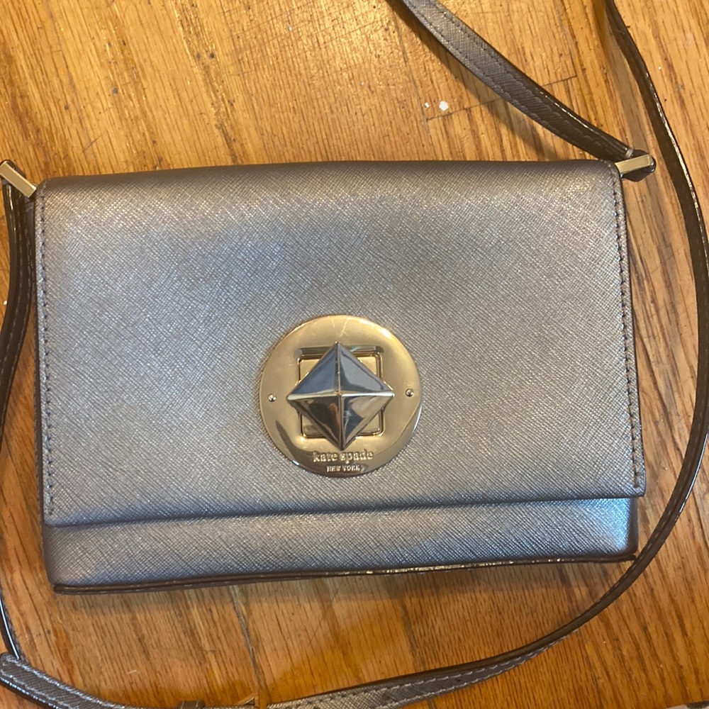 Kate spade shoulder purse CLOSET CLEAROUT. MUST BUY BY MIDNIGHT 8/29!!